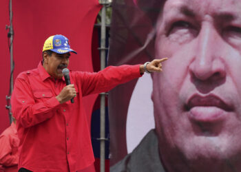 El presidente venezolano Nicolás Maduro habla ante simpatizantes durante un evento para conmemorar el aniversario del fallido golpe de Estado de 1992 que encabezó el fallecido presidente Hugo Chávez, el domingo 4 de febrero de 2024, en el palacio presidencial de Miraflores en Caracas, Venezuela. (AP Foto/Matías Delacroix)