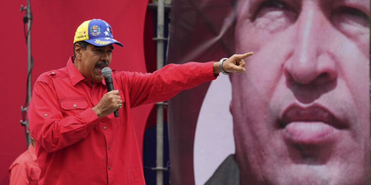 El presidente venezolano Nicolás Maduro habla ante simpatizantes durante un evento para conmemorar el aniversario del fallido golpe de Estado de 1992 que encabezó el fallecido presidente Hugo Chávez, el domingo 4 de febrero de 2024, en el palacio presidencial de Miraflores en Caracas, Venezuela. (AP Foto/Matías Delacroix)