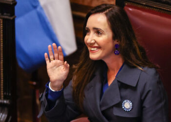 AME3498. BUENOS AIRES (ARGENTINA), 12/06/2024.- La vicepresidente Victoria Villarruel, saluda durante un debate en el senado este miércoles, en Buenos Aires (Argentina). El Senado argentino dio comienzo este miércoles al debate de la Ley Bases y Puntos de Partida para la Libertad de los Argentinos, pieza clave del paquete de reformas del presidente Javier Milei, así como de un paquete fiscal, luego de obtener la aprobación de la Cámara de Diputados el pasado 29 de abril. EFE/ Juan Ignacio Roncoroni