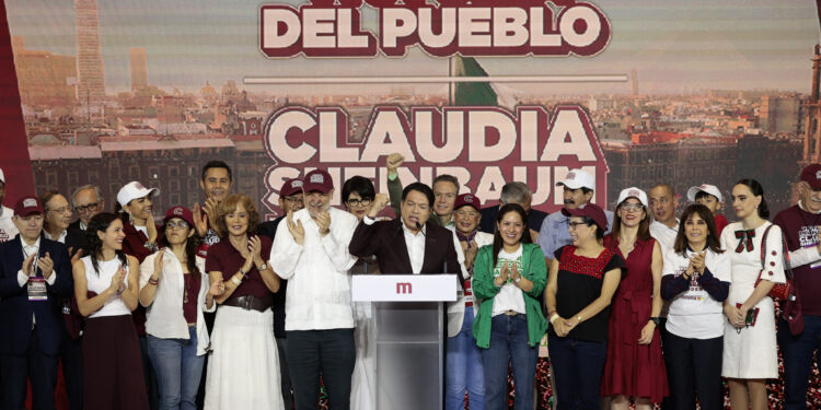 MEX9973. CIUDAD DE MÉXICO (MÉXICO), 02/06/2024.- El dirigente del Movimiento de Regeneración Nacional (Morena), Mario Delgado, habla durante una rueda de prensa este domingo en Ciudad de México (México). Delgado aseguró que su candidata, Claudia Sheinbaum, será "la primera mujer presidenta" de México al imponerse en las elecciones presidenciales celebradas este domingo. EFE/José Méndez