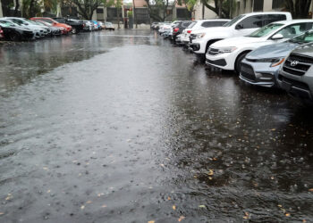 USA5696. MIAMI (FL, EEUU), 12/06/2024.- Fotografía de unos autos en un estacionamiento inundado debido a las lluvias este miércoles, en una calle de Miami, Florida (EEUU). El sur de Florida afronta torrenciales lluvias que se prolongarán hasta el sábado y que han provocado inundaciones, tornados, corte de autopistas, suspensión de clases y cancelaciones de cerca de 300 vuelos, especialmente el aeropuerto de Fort Lauderdale, sin causar víctimas hasta el momento. EFE/Latif Kassidi