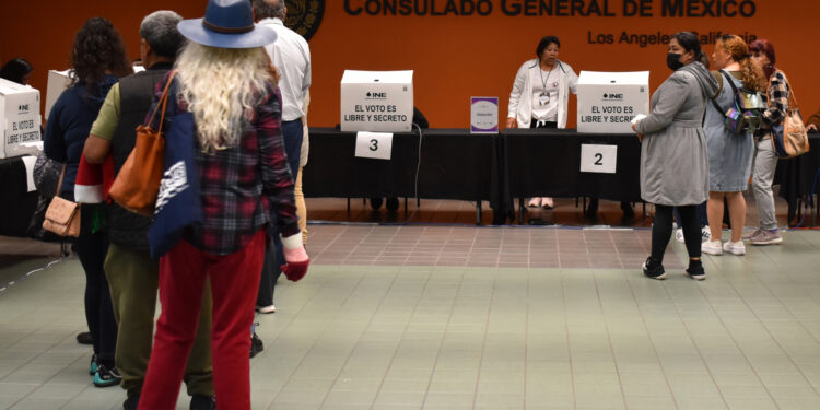 AME1312. LOS ÁNGELES (ESTADOS UNIDOS), 02/06/2024.- Ciudadanos emiten su voto en las elecciones generales mexicanas este domingo, en Los Ángeles (Estados Unidos). Miles de mexicanos en EE.UU. intentan votar este domingo en las elecciones de su país, en una jornada llena de problemas técnicos del sistema y filas interminables de varias horas en los consulados de ciudades como Washington, Los Ángeles o Nueva York. EFE/ Octavio Guzmán