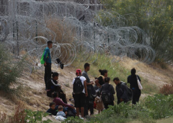 MEX227. CIUDAD JUÁREZ (MÉXICO), 05/06/2024.- Migrantes permanecen cerca del muro que separa la frontera estadounidense, el 4 de junio de 2024, en Ciudad Juárez, Chihuahua (México). Tras el anuncio de que Estados Unidos limitará el número de asilos otorgados a migrantes que ingresen irregularmente, y temperaturas cercanas a los 40 grados, los centenares migrantes que esperaban para cruzar en la frontera entre Juárez (Chihuahua) y El Paso (Texas) se retiraron para evitar problemas. EFE/Luis Torres