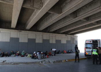 MEX1048. CIUDAD JUÁREZ (MÉXICO), 14/07/2024.- Migrantes permanecen este viernes debajo de un puente para cubrirse de los rayos solares debido a las altas temperaturas registradas en ciudad Juárez, en el estado de Chihuahua (México). Ante las temperaturas de hasta 44 grados Celsius y la creciente inseguridad que se vive en la mexicana Ciudad Juárez, migrantes han dejado de acampar en el río Bravo (río Grande en EE.UU., frontera natural entre ambos países) para refugiarse bajo un puente vial cercano a los puntos de cruce irregular. EFE/Luis Torres