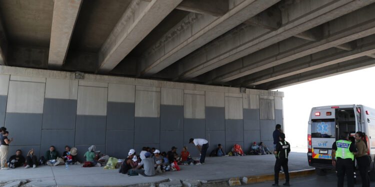 MEX1048. CIUDAD JUÁREZ (MÉXICO), 14/07/2024.- Migrantes permanecen este viernes debajo de un puente para cubrirse de los rayos solares debido a las altas temperaturas registradas en ciudad Juárez, en el estado de Chihuahua (México). Ante las temperaturas de hasta 44 grados Celsius y la creciente inseguridad que se vive en la mexicana Ciudad Juárez, migrantes han dejado de acampar en el río Bravo (río Grande en EE.UU., frontera natural entre ambos países) para refugiarse bajo un puente vial cercano a los puntos de cruce irregular. EFE/Luis Torres