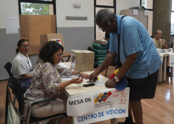 MADRID, 28/07/2024.- Votaciones en la jornada electoral venezolana en el Centro Cultural Fernández de los Ríos de Madrid, este domingo. Cerca de 25.000 venezolanos están inscritos en España para votar en las elecciones presidenciales de su país. EFE/Embajada de Venezuela en España -SOLO USO EDITORIAL/SOLO DISPONIBLE PARA ILUSTRAR LA NOTICIA QUE ACOMPAÑA (CRÉDITO OBLIGATORIO)-