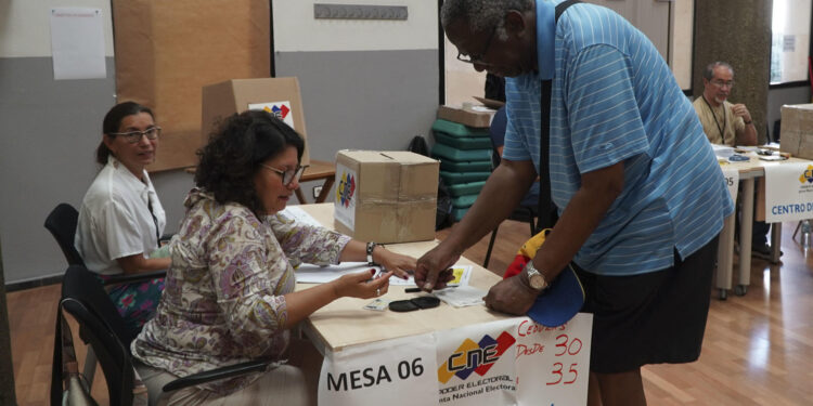 MADRID, 28/07/2024.- Votaciones en la jornada electoral venezolana en el Centro Cultural Fernández de los Ríos de Madrid, este domingo. Cerca de 25.000 venezolanos están inscritos en España para votar en las elecciones presidenciales de su país. EFE/Embajada de Venezuela en España -SOLO USO EDITORIAL/SOLO DISPONIBLE PARA ILUSTRAR LA NOTICIA QUE ACOMPAÑA (CRÉDITO OBLIGATORIO)-