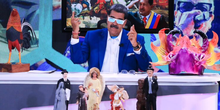 CARACAS (VENEZUELA), 01/07/2024.- Fotografía cedida por Palacio Miraflores del presidente de Venezuela, Nicolás Maduro durante la transmisión de su programa semanal de televisión "Con Maduro +", este lunes en Caracas (Venezuela). Maduro anuncio que el próximo miércoles reiniciará el proceso de diálogo con el Gobierno de Estados Unidos, luego de haber recibido propuestas de retomar conversaciones durante dos meses. EFE/ PALACIO MIRAFLORES/SOLO USO EDITORIAL/NO VENTAS/SOLO DISPONIBLE PARA ILUSTRAR LA NOTICIA QUE ACOMPAÑA/CRÉDITO OBLIGATORIO