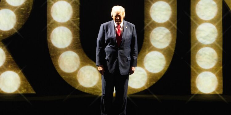 Milwaukee (United States), 18/07/2024.- Republican presidential nominee and former President Donald Trump prepares to speak during the last day of the Republican National Convention (RNC) at the Fiserv Forum in Milwaukee, Wisconsin, USA, 18 July 2024. The convention comes just a few days after a 20-year-old Pennsylvania man attempted to assassinate former President and current Republican presidential nominee Donald Trump. The RNC is being held 15 to 18 July 2024 and is where delegates from the Republican Party select their nominees for president and vice president in the 2024 US presidential election. (Estados Unidos) EFE/EPA/JIM LO SCALZO