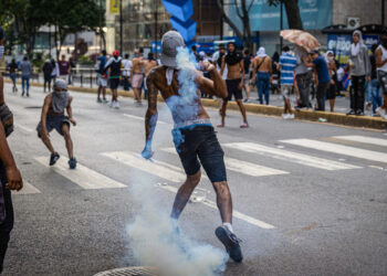 AME6327. CARACAS (VENEZUELA), 29/07/2024.- Manifestantes se enfrentan a la Guardia Nacional Bolivariana (GNB), por los resultados de las elecciones presidenciales este lunes, en Caracas (Venezuela). Este lunes, miles de ciudadanos han salido para protestar contra los resultados anunciados por el Consejo Nacional Electoral (CNE), que otorga al presidente Maduro el 51,2 % de los votos, un dato cuestionado por la oposición y por buena parte de la comunidad internacional. EFE/ Henry Chirinos