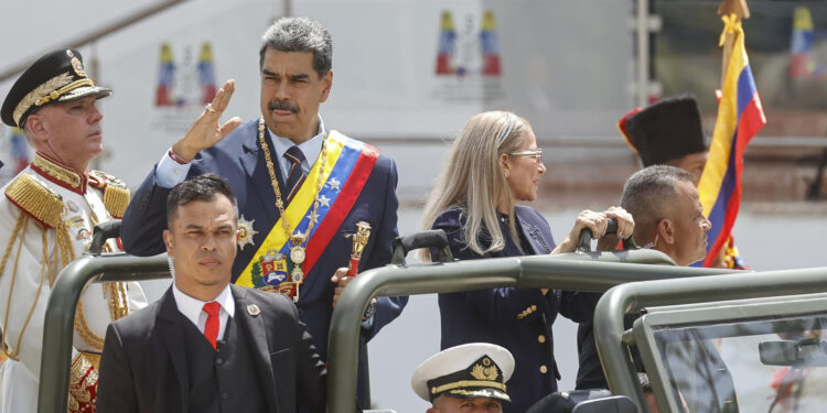 AME9680. CARACAS (VENEZUELA), 05/07/2024.- El presidente de Venezuela Nicolás Maduro (c) y su esposa Cilia Flores participan en la conmemoración de la Declaración de Independencia este viernes, en Caracas (Venezuela). Venezuela conmemora los 213 años de la firma del Acta de Declaración de Independencia, en un acto en Caracas al que se prevé asista el jefe de Estado, Nicolás Maduro. EFE/ Miguel Gutierrez