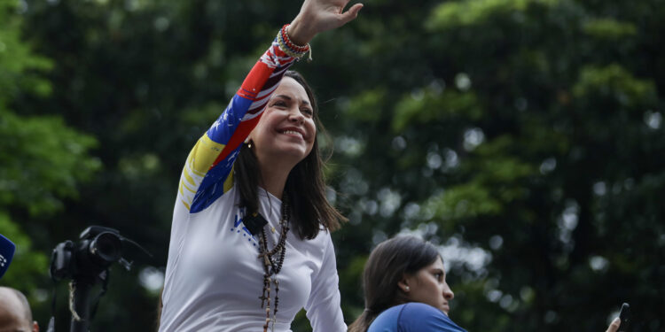 AME9387. CARACAS (VENEZUELA), 04/07/2024.- La líder opositora María Corina Machado saluda a varios simpatizantes durante un acto de campaña del Candidato opositor Edmundo González este jueves en Caracas (Venezuela). Comienza oficialmente la campaña electoral para las presidenciales del 28 de julio, en las que se medirán diez candidatos, entre ellos el actual presidente, Nicolás Maduro, y el abanderado de la mayor coalición opositora -la Plataforma Unitaria Democrática (PUD)-, Edmundo González Urrutia, quienes ya llevan semanas de precampaña con actos proselitistas por diversos estados del país. EFE/ Ronald Pena R