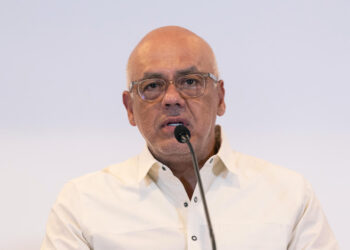 AME374. CARACAS (VENEZUELA), 08/07/2024.- El presidente del Parlamento y jefe de campaña del chavismo, Jorge Rodríguez, habla durante una rueda de prensa este lunes, en Caracas (Venezuela). EFE/ Ronald Peña