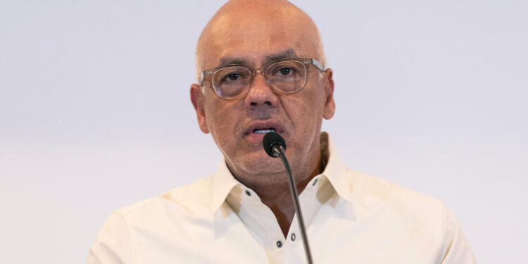 AME374. CARACAS (VENEZUELA), 08/07/2024.- El presidente del Parlamento y jefe de campaña del chavismo, Jorge Rodríguez, habla durante una rueda de prensa este lunes, en Caracas (Venezuela). EFE/ Ronald Peña