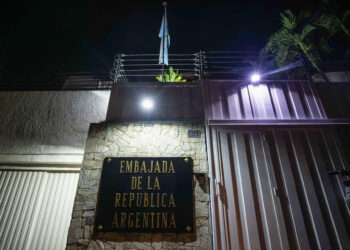 AME6327. CARACAS (VENEZUELA), 29/07/2024.- Fotografía de la embajada de Argentina este lunes, en Caracas (Venezuela). Uno de los seis opositores que se encuentran refugiados en la residencia oficial de la Embajada de Argentina en Caracas desde el 26 de marzo denunció este lunes que un grupo de policías "pretenden tomar" el edificio diplomático. EFE/ Henry Chirinos