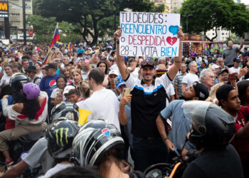 AME9387. CARACAS (VENEZUELA), 04/07/2024.- Simpatizantes del candidato opositor Edmundo González Urrutia asisten a un acto de campaña este jueves, en Caracas (Venezuela). Miles de venezolanos salieron este jueves a las calles para apoyar a sus candidatos a las presidenciales del 28 de julio en el comienzo de la campaña, marcado por multitudinarias marchas en respaldo al mandatario Nicolás Maduro, quien busca un tercer sexenio en el poder, y al abanderado de la oposición mayoritaria, Edmundo González Urrutia. EFE/ Ronald Peña R.