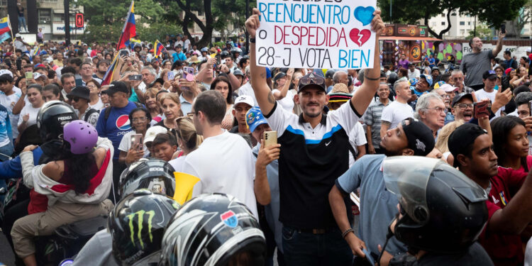 AME9387. CARACAS (VENEZUELA), 04/07/2024.- Simpatizantes del candidato opositor Edmundo González Urrutia asisten a un acto de campaña este jueves, en Caracas (Venezuela). Miles de venezolanos salieron este jueves a las calles para apoyar a sus candidatos a las presidenciales del 28 de julio en el comienzo de la campaña, marcado por multitudinarias marchas en respaldo al mandatario Nicolás Maduro, quien busca un tercer sexenio en el poder, y al abanderado de la oposición mayoritaria, Edmundo González Urrutia. EFE/ Ronald Peña R.