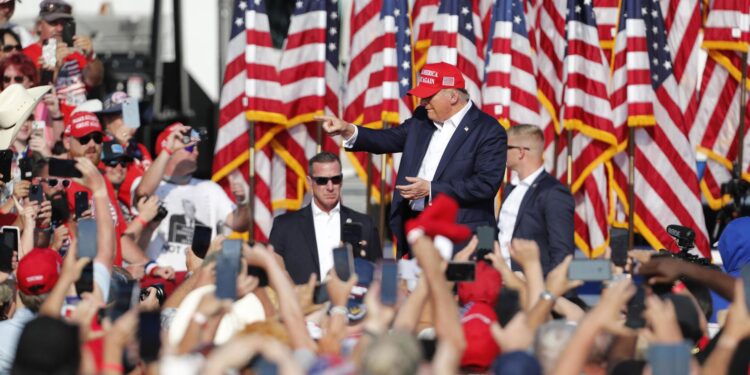 Butler (United States), 13/07/2024.- Former US President Donald Trump arrives at a campaign rally at the Butler Farm Show Inc. in Butler, Pennsylvania, USA, 13 July 2024. During the campaign rally Trump was rushed off stage by secret service after a shooting. Former US President Donald Trump stated on social media that a bullet pierced the upper part of his right ear and that a person attending the rally was killed, another was injured and that the alleged shooter was dead. EFE/EPA/DAVID MAXWELL