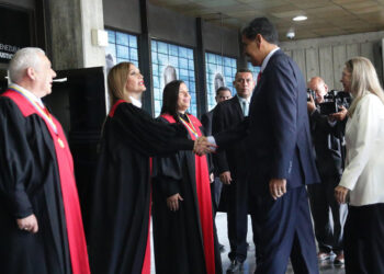 AME6810. CARACAS (VENEZUELA), 31/07/2024.- La magistrada del Tribunal Supremo de Justicia, Caryslia Beatriz Rodríguez (2i), saluda al presidente de Venezuela, Nicolás Maduro (2d), este miércoles, en Caracas (Venezuela). EFE/ Ronald Peña R.