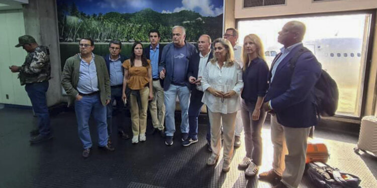 CARACAS (VENEZUELA), 26/07/2024.- La delegación de parlamentarios del PP que se ha desplazado a Venezuela por las elecciones de este domingo se encuentra retenida en el aeropuerto de Caracas, según ha informado el presidente del PP, Alberto Núñez Feijóo, en su cuenta de X. EFE/@NunezFeijoo SÓLO USO EDITORIAL, PERMITIDO SU USO SÓLO EN RELACIÓN A LA INFORMACIÓN QUE APARECE EN EL PIE DE FOTO (CRÉDITO OBLIGATORIO)