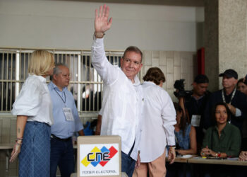 AME5570. CARACAS (VENEZUELA), 28/07/2024.- El candidato a la presidencia de Venezuela, Edmundo González Urrutia, saluda luego de votar este domingo, en un centro de votación en Caracas (Venezuela). EFE/ Ronald Peña R.