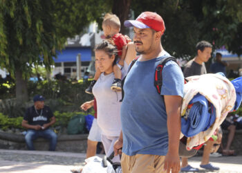 MEX4152. TAPACHULA (MÉXICO), 22/07/2024.- Migrantes caminan en una plaza pública este lunes en la ciudad de Tapachula, en el estado de Chiapas (México). Activistas mexicanos y migrantes que viajan en la caravana más numerosa de los últimos meses señalaron que la renuncia a la carrera presidencial de Estados Unidos de Joe Biden, les causa incertidumbre y preocupación pues no saben las medidas migratorias que proponga el reemplazo del presidente estadounidense. EFE/ Juan Manuel Blanco