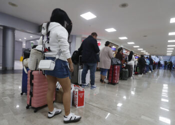 MEX3951.CIUDAD DE MÉXICO (MÉXICO), 19/07/2024.- Viajeros hacen fila este viernes en el Aeropuerto Internacional de la Ciudad de México (México). Tras el fallo de los sistemas de Microsoft a nivel global, cientos vuelos en México fueron demorados e incluso cancelados este viernes, con mayores incidencias en vuelos internacionales, mientras algunos bancos reportaron incidencias de operaciones en sucursales. EFE/ Mario Guzmán