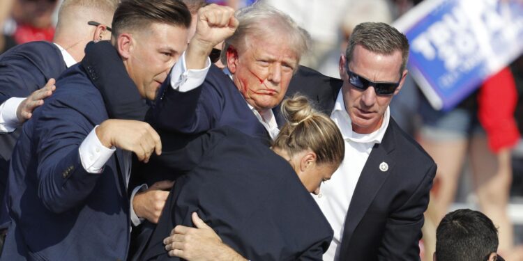 -FOTODELDÍA- EA7130. BUTLER (ESTADOS UNIDOS), 13/07/2024.- El ex presidente estadounidense Donald Trump es sacado del escenario por el Servicio Secreto tras un incidente durante un mitin de campaña este sábado, en el Butler Farm Show Inc. en Butler, Pensilvania (Estados Unidos). El tiroteo en el mitin del expresidente Donald Trump (2017-2021) está siendo investigado como un intento de asesinato, según informaciones publicadas en medios citando a información proporcionada por las fuerzas de seguridad. EFE/EPA/DAVID MAXWELL