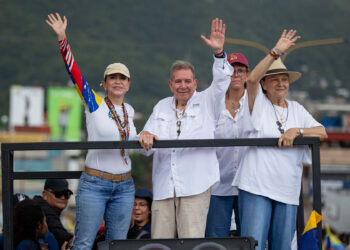 AME1670. VALENCIA (VENEZUELA), 13/07/2024.- La lider de la oposición, María Corina Machado (i) saluda a simpatizantes junto a el candidato presidencial, Edmundo González (c) durante un acto de campaña este sábado en la ciudad de Valencia, estado de Carabobo (Venezuela). La líder opositora de Venezuela María Corina Machado sorteó este sábado "obstáculos" en su viaje hacia Valencia, estado Carabobo, al superar dos cierres de la autopista que conduce hacia esa ciudad, donde encabezará un acto de campaña junto al candidato presidencial Edmundo González Urrutia, de cara a las elecciones del 28 de julio. EFE/ Ronald Peña