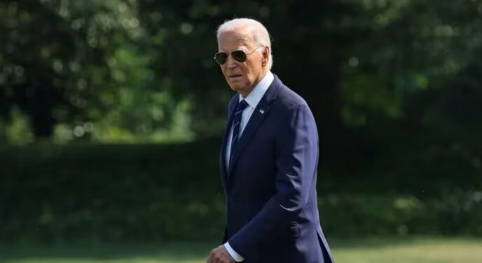 El presidente de Estados Unidos, Joe Biden, camina por el Jardín Sur de la Casa Blanca.