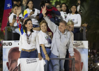 AME4770. CARACAS (VENEZUELA), 25/07/2024.- La líder opositora venezolana, María Corina Machado (i), y el candidato a la presidencia de Venezuela, Edmundo González Urrutia (d), saludan a simpatizantes antes del cierre de campaña de González Urrutia, este jueves, en Caracas (Venezuela). Venezuela celebra este 28 de julio unas elecciones presidenciales consideradas especialmente "decisivas". González Urrutia lidera la principal coalición antichavista -la Plataforma Unitaria Democrática (PUD). EFE/ Ronald Peña R.