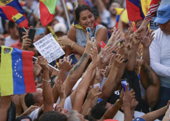 AME4770. CARACAS (VENEZUELA), 25/07/2024.- Simpatizantes del candidato a las elecciones presidenciales Edmundo González Urrutia, del partido Plataforma Unitaria Democrática (PUD), saludan al candidato antes de su cierre de campaña este jueves, en Caracas (Venezuela). Venezuela celebra este 28 de julio unas elecciones presidenciales consideradas especialmente "decisivas". González Urrutia lidera la principal coalición antichavista -la Plataforma Unitaria Democrática (PUD). EFE/ Ronald Peña R.