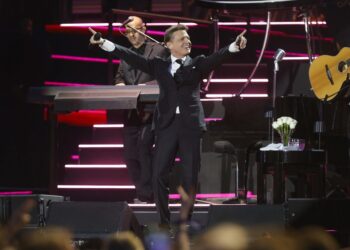 CÓRDOBA, 28/06/2024.- El cantante mexicano Luis Miguel actúa este viernes en la plaza de toros de Córdoba. EFE/ Salas