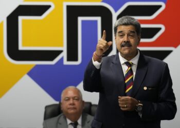 El presidente venezolano Nicolás Maduro habla después de firmar un acuerdo para respetar los resultados de las próximas elecciones presidenciales, en la sede del Consejo Nacional Electoral en Caracas, Venezuela, el jueves 20 de junio de 2024. (Foto AP/Ariana Cubillos)