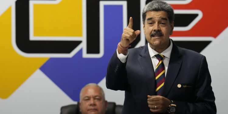 El presidente venezolano Nicolás Maduro habla después de firmar un acuerdo para respetar los resultados de las próximas elecciones presidenciales, en la sede del Consejo Nacional Electoral en Caracas, Venezuela, el jueves 20 de junio de 2024. (Foto AP/Ariana Cubillos)