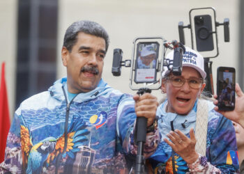 AME9271. CARACAS (VENEZUELA), 04/07/2024.- El presidente de Venezuela Nicolás Maduro (c) y su esposa Cilia Flores saludan a sus seguidores este jueves, en Caracas (Venezuela). El presidente de Venezuela, Nicolás Maduro, habló este jueves, en su primer acto de campaña para las elecciones del 28 de julio, de una "profecía" de pastores cristianos, según la cual el país ha entrado en un período de siete años de prosperidad, que acompañarán a quien gane los comicios. EFE/ Miguel Gutiérrez