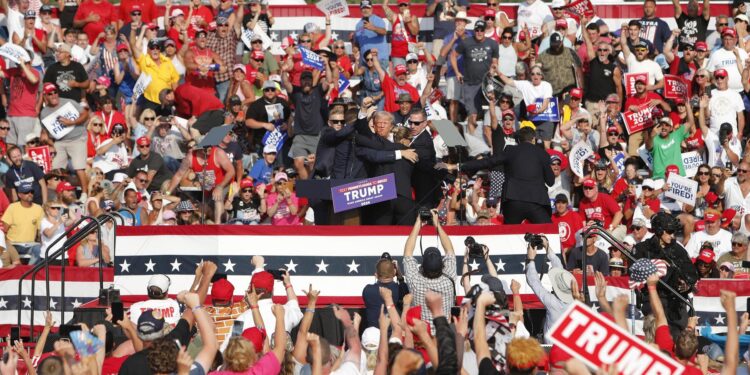 Butler (United States), 13/07/2024.- Former US President Donald Trump is rushed off stage by secret service after an incident during a campaign rally at the Butler Farm Show Inc. in Butler, Pennsylvania, USA, 13 July 2024. According to a statement by a secret service spokesperson 'the former President is safe' and further information on the incident will be released when available. EFE/EPA/DAVID MAXWELL