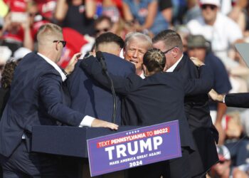 Butler (United States), 13/07/2024.- Former US President Donald Trump is rushed off stage by secret service after an incident during a campaign rally at the Butler Farm Show Inc. in Butler, Pennsylvania, USA, 13 July 2024. EFE/EPA/DAVID MAXWELL