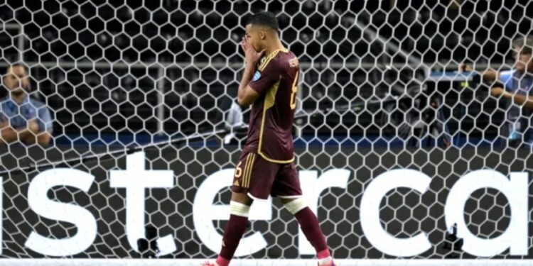 Yangel Herrera se lamenta tras fallar su tiro en la tanda de penales que Venezuela perdió ante Canadá en los cuartos de final de la Copa América, en el AT&T Stadium de Arlington, Texas, el 5 de julio de 2024 (JUAN MABROMATA)