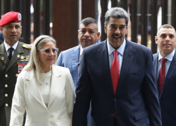 AME6810. CARACAS (VENEZUELA), 31/07/2024.- El presidente de Venezuela, Nicolás Maduro (d), y la primera dama Cilia Flores llegan al Tribunal Supremo de Justicia (TSJ) este miércoles, en Caracas (Venezuela). EFE/ Ronald Peña R.