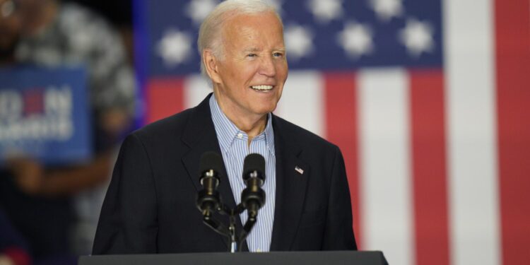 Madison (United States), 05/07/2024.- US President Joe Biden speaks about staying in the race for the presidency during a campaign stop at Sherman Middle School in Madison Wisconsin, USA, 05 July 2024. The president is facing growing pressure, including from members of his own party, to step down as the 2024 Democratic nominee after his debate performance against Republican nominee Donald Trump. EFE/EPA/STEVE APPS