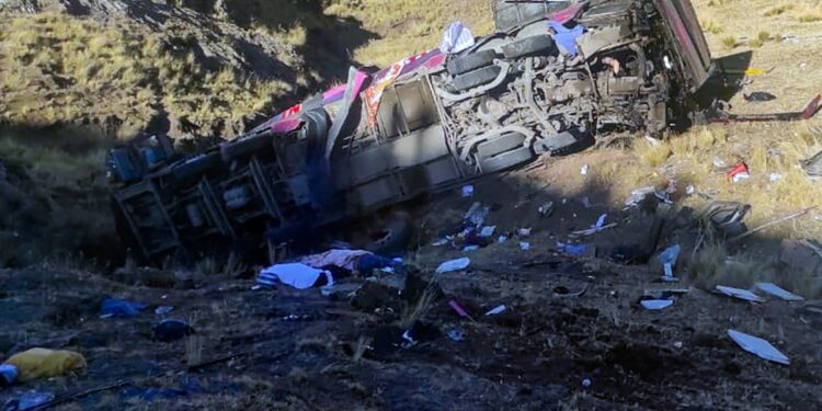 EDITORS NOTE: Graphic content / This picture released by the Peruvian National Police shows a bus that plunged down a ravine on a remote site in the Andes, Peru, on July 16, 2024. - A bus plummeted into a ravine in southern Peru, killing at least 21 people and wounding another 20, police said Tuesday. The bus with more than 40 occupants was headed for the Andean region of Ayacucho from Lima when it veered off a cliff about 200 meters (656 feet) high in the early morning hours, highway safety division director Jhonny Valderrama said on RPP radio. (Photo by Handout / Peruvian National Police / AFP) / RESTRICTED TO EDITORIAL USE - MANDATORY CREDIT "AFP PHOTO / PERUVIAN NATIONAL POLICE" - NO MARKETING NO ADVERTISING CAMPAIGNS - DISTRIBUTED AS A SERVICE TO CLIENTS