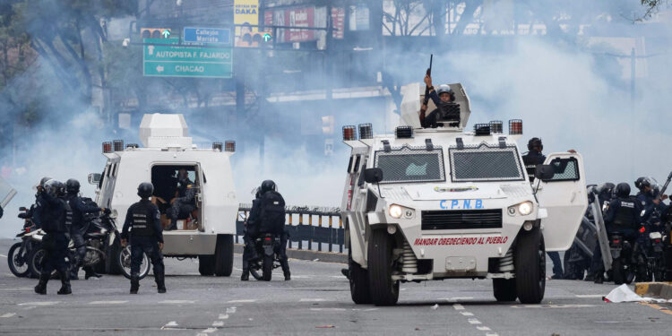 AME6374. CARACAS (VENEZUELA), 29/07/2024.- Integrantes de la Policía Nacional Bolivariana (PNB) enfrentan a manifestantes opositores este lunes, durante una protesta contra de los resultados de las elecciones presidenciales, en Caracas (Venezuela). EFE/ Ronald Peña R.