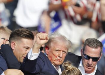Butler (United States), 13/07/2024.- Former US President Donald Trump is rushed off stage by secret service after an incident during a campaign rally at the Butler Farm Show Inc. in Butler, Pennsylvania, USA, 13 July 2024. EFE/EPA/DAVID MAXWELL
