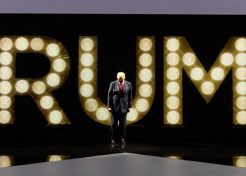 Milwaukee (United States), 18/07/2024.- Republican presidential nominee and former President Donald Trump prepares to speak during the last day of the Republican National Convention (RNC) at the Fiserv Forum in Milwaukee, Wisconsin, USA, 18 July 2024. The convention comes just a few days after a 20-year-old Pennsylvania man attempted to assassinate former President and current Republican presidential nominee Donald Trump. The RNC is being held 15 to 18 July 2024 and is where delegates from the Republican Party select their nominees for president and vice president in the 2024 US presidential election. (Estados Unidos) EFE/EPA/JIM LO SCALZO