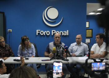 AME6642. CARACAS (VENEZUELA), 30/07/2024.-  Gonzalo Himiob, director vicepresidente de Foro Penal, habla durante una rueda de prensa este martes, en Caracas (Venezuela). Diversas organizaciones de derechos humanos presentaron cifras sobre las violaciones a DD.HH. ocurridas hasta ahora entre el 28 y el 29 de julio, tras las elecciones del pasado domingo. EFE/Manuel Díaz