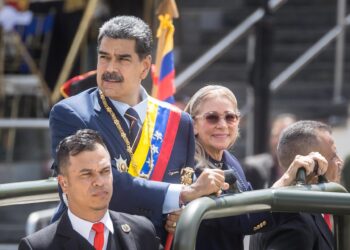 AME9680. CARACAS (VENEZUELA), 05/07/2024.- El presidente de Venezuela Nicolás Maduro (c) participa en la conmemoración de la Declaración de Independencia este viernes, en Caracas (Venezuela). El presidente de Venezuela Nicolás Maduro, afirmó este viernes, cuando faltan 23 días para los comicios presidenciales, que el bastón de mando de comandante en jefe de las Fuerzas Armadas seguirá en "buenas manos" en los años que están por venir y -dijo- "jamás" caerá en manos de un "oligarca".EFE/ Miguel Gutierrez