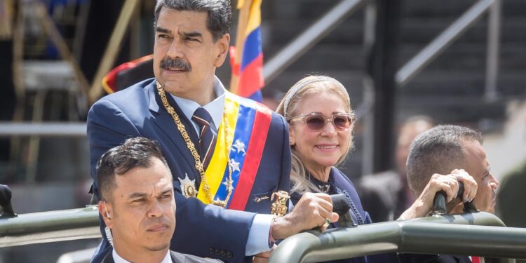 AME9680. CARACAS (VENEZUELA), 05/07/2024.- El presidente de Venezuela Nicolás Maduro (c) participa en la conmemoración de la Declaración de Independencia este viernes, en Caracas (Venezuela). El presidente de Venezuela Nicolás Maduro, afirmó este viernes, cuando faltan 23 días para los comicios presidenciales, que el bastón de mando de comandante en jefe de las Fuerzas Armadas seguirá en "buenas manos" en los años que están por venir y -dijo- "jamás" caerá en manos de un "oligarca".EFE/ Miguel Gutierrez