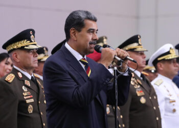 AME9125. CARACAS (VENEZUELA), 03/07/2024.- Fotografía cedida por Prensa Miraflores del presidente de Venezuela, Nicolás Maduro, durante un acto de gobierno con militares, en Caracas (Venezuela). El presidente de Venezuela, Nicolás Maduro, acusó este miércoles a miembros del sector mayoritario de la oposición -sin mencionar nombres- de un "intento de sabotaje" del servicio eléctrico de la región insular Nueva Esparta, en el noreste del país. EFE/ Prensa Miraflores / SOLO USO EDITORIAL/ SOLO DISPONIBLE PARA ILUSTRAR LA NOTICIA QUE ACOMPAÑA (CRÉDITO OBLIGATORIO)