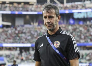 Inglewood (United States), 26/06/2024.- Venezuela'Äôs head coach Fernando Batista walks off the field at halftime of the CONMEBOL Copa America 2024 group B soccer match between Venezuela and Mexico at SoFi Stadium in Inglewood, California, USA, 26 June 2024. EFE/EPA/ALLISON DINNER